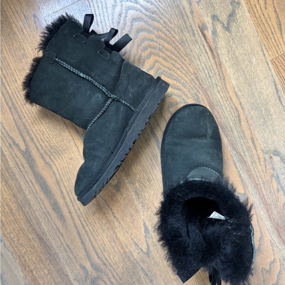 UGG| Black Short Bailey Bow Uggs - Picture 4 of 6